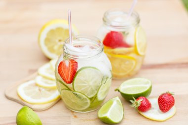 ev yapımı limonata narenciye ve çilek. Gündüz sokakta tatlı içki yenilemeden. yaşam tarzı