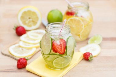 ev yapımı limonata narenciye ve çilek. Gündüz sokakta tatlı içki yenilemeden. yaşam tarzı