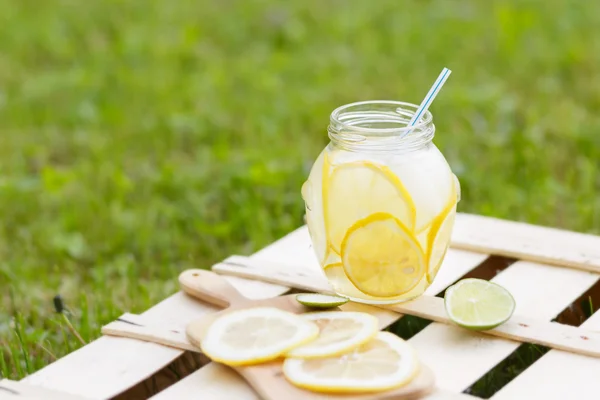 Domácí limonády z citronu a limetky citrusové. sladké osvěžující nealko nápoj v odpoledních hodinách. životní styl — Stock fotografie