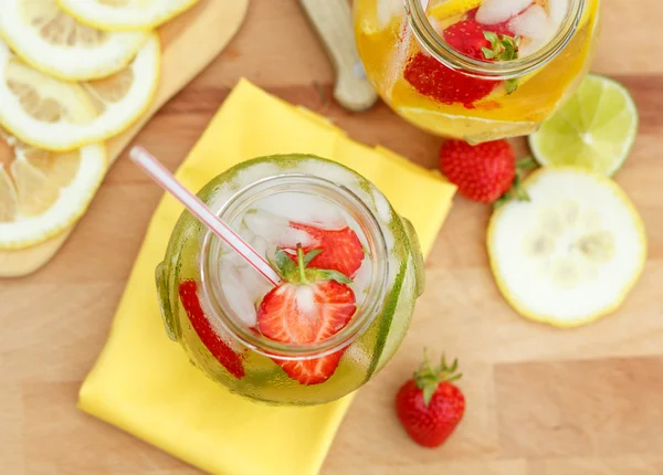 ev yapımı limonata narenciye ve çilek. Gündüz sokakta tatlı içki yenilemeden. yaşam tarzı