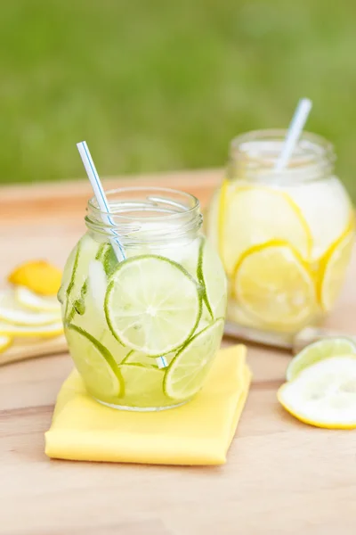 Domácí limonády z citronu a limetky citrusové. sladké osvěžující nealko nápoj v odpoledních hodinách. životní styl — Stock fotografie