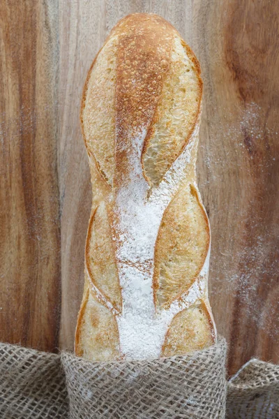 Kenyér, egy fából készült hajón. élelmiszeripari termék gluténtartalmú. Európai kenyér — Stock Fotó