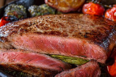 bir kesim ile biftek pişmiş. et mangal. Yan yakın çekim yiyecek.