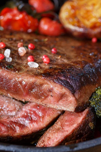 Biefstuk medium zeldzame met een snit. barbecue vlees. Voedsel kant close-up shot. — Stockfoto