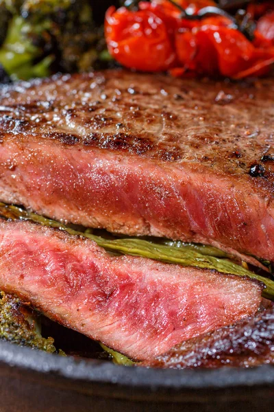 Biefstuk medium zeldzame met een snit. barbecue vlees. Voedsel kant close-up shot. — Stockfoto