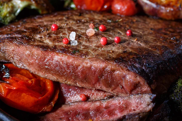 Biefstuk medium zeldzame met een snit. barbecue vlees. Voedsel kant close-up shot. — Stockfoto