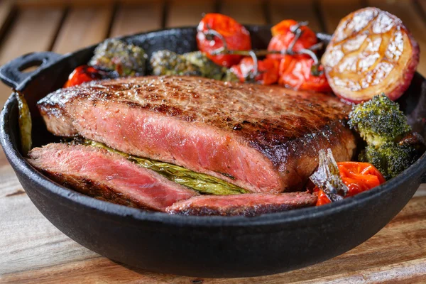 Biefstuk medium zeldzame met een snit. barbecue vlees. Voedsel kant close-up shot. — Stockfoto