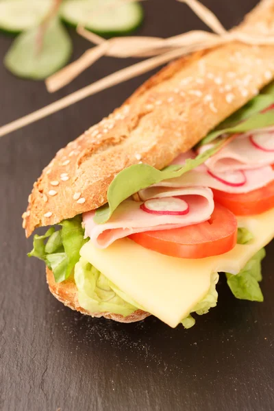 sandviç Fransız baget, peynir, jambon, domates, turp, marul portre. ev yapımı yemek. gevrek ekmek