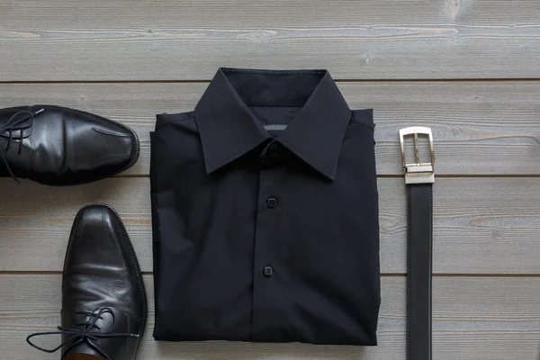 Poner las cosas de los hombres que yacen en una vista superior de madera. zapatos, cinturón, camisa , —  Fotos de Stock