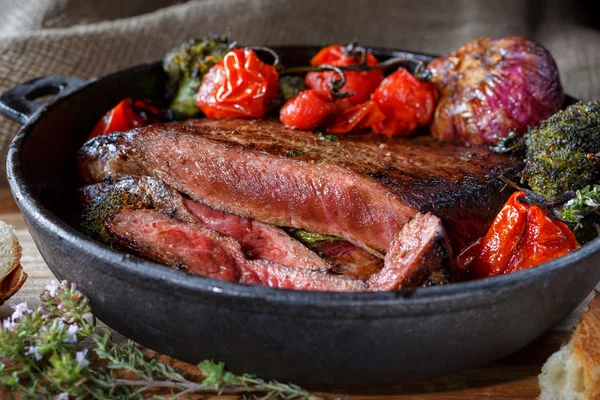 Biefstuk medium zeldzame met een snit. barbecue vlees. Voedsel schot kant sluiten. — Stockfoto