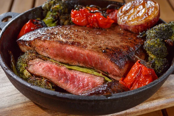 Biefstuk medium zeldzame met een snit. barbecue vlees. Voedsel schot kant sluiten. — Stockfoto