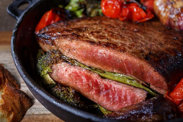 Biefstuk medium zeldzame met een snit. barbecue vlees. Voedsel schot kant sluiten. — Stockfoto