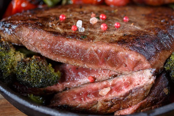 Biefstuk medium zeldzame met een snit. barbecue vlees. Voedsel schot kant sluiten. — Stockfoto