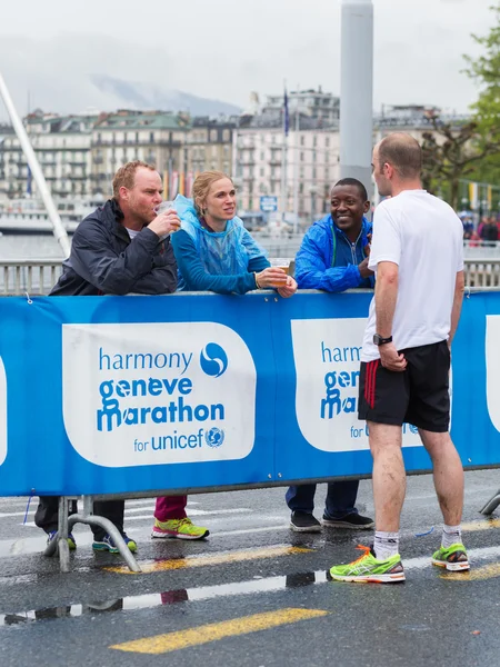 スイス、ジュネーブ、2015 年 3 月 3 日マラソン「ハーモニー」仕上げを克服した後選手ボランティア — ストック写真