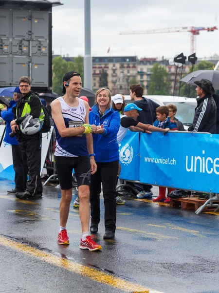 Ginebra, Suiza, 3 de marzo de 2015. Maratón "armonía". Atletas voluntarios después de superar el final —  Fotos de Stock