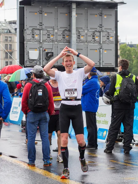 スイス、ジュネーブ、2015 年 3 月 3 日マラソン「ハーモニー」仕上げを克服した後選手ボランティア — ストック写真