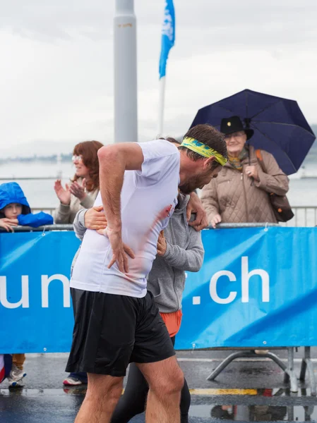 Genf, Svájc, március 3., 2015. Marathon "harmónia." Sportolók önkéntesek után célba leküzdésében — Stock Fotó