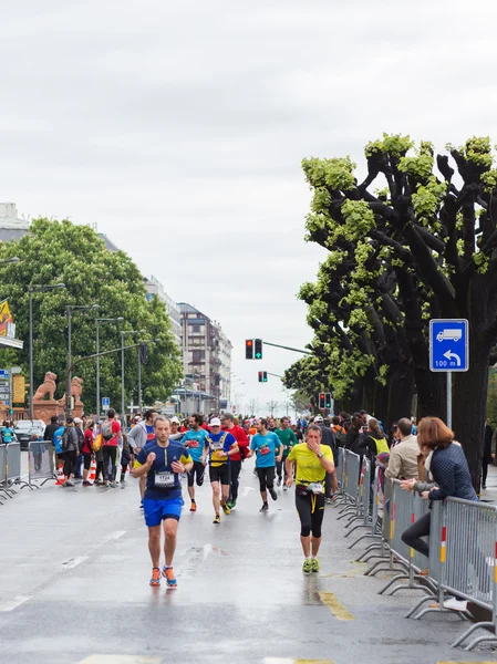 Geneva, Switzerland, March 3, 2015. Marathon "harmony." Athletes volunteers reaches the start. — Stock Photo, Image