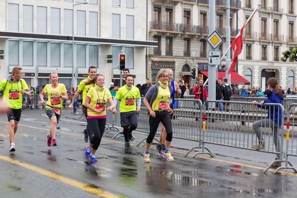 Ginevra, Svizzera, 3 marzo 2015. Maratona "armonia". Atleti volontari raggiunge l'inizio . — Foto Stock