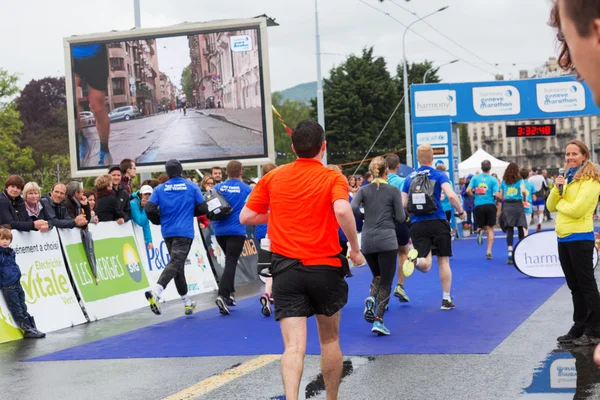 Ginebra, Suiza, 3 de marzo de 2015. Maratón "armonía". Atletas voluntarios alcanza el inicio . —  Fotos de Stock