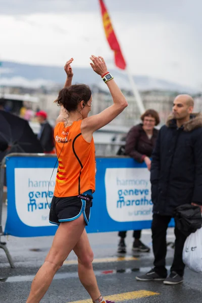 2015 年 3 月 3 日，瑞士日内瓦。马拉松"和睦"。运动员志愿者克服完成后 — 图库照片