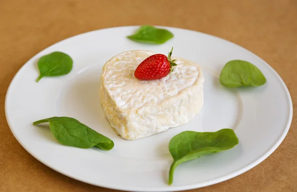딸기와 하트와 시금치의 모양에 치즈 — 스톡 사진
