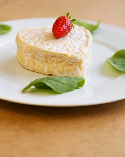 딸기와 하트와 시금치의 모양에 치즈 — 스톡 사진