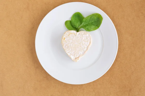 Truskawki i ser w kształcie serca i szpinakiem — Zdjęcie stockowe
