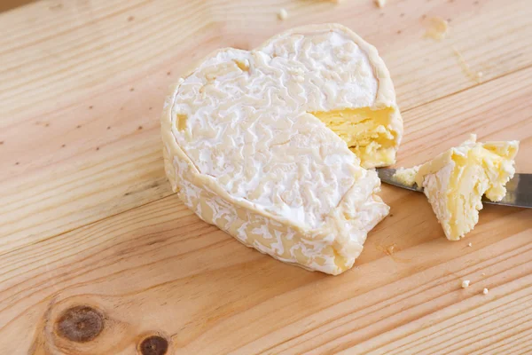 Formaggio nella forma di cuore. vista dall'alto, spazio per iscrizioni . — Foto Stock