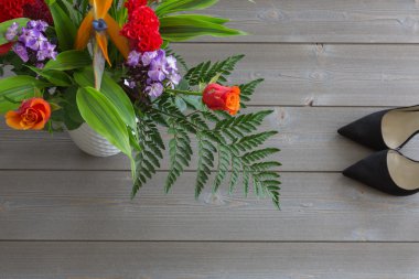 bir buket çiçek katta ve bir çift bayanlar siyah shoes.free alanı metin için farklı çeşitleri