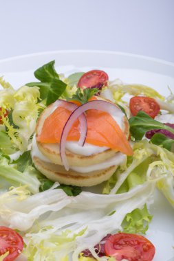 yeşil salata ile yumurta bir kalp, somon, kiraz domates şeklinde