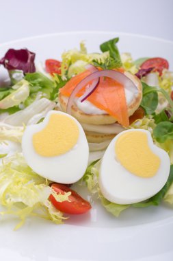 yeşil salata ile yumurta bir kalp, somon, kiraz domates şeklinde