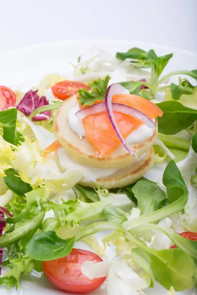 Salade verte aux œufs en forme de cœur, saumon, tomates cerises — Photo