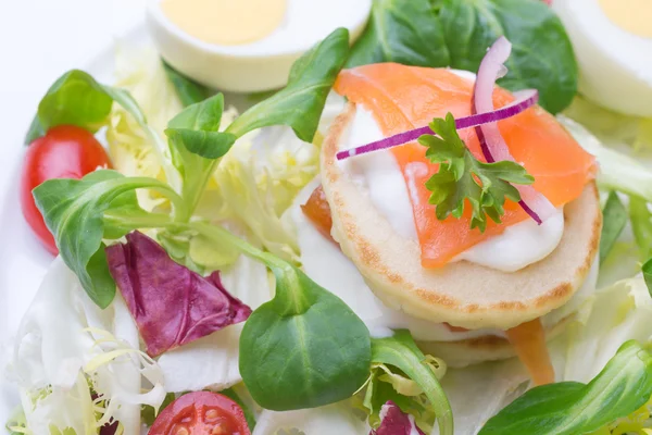 Grüner Salat mit Eiern in Herzform, Lachs, Kirschtomaten — Stockfoto
