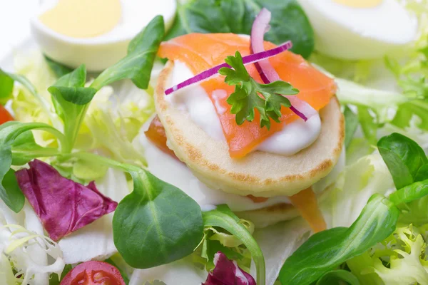 La ensalada verde con los huevos en forma del corazón, el salmón, los tomates de guinda —  Fotos de Stock