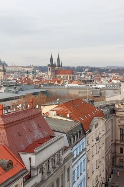 Uma cidade europeia velha no inverno. não uma imagem de cor brilhante — Fotografia de Stock