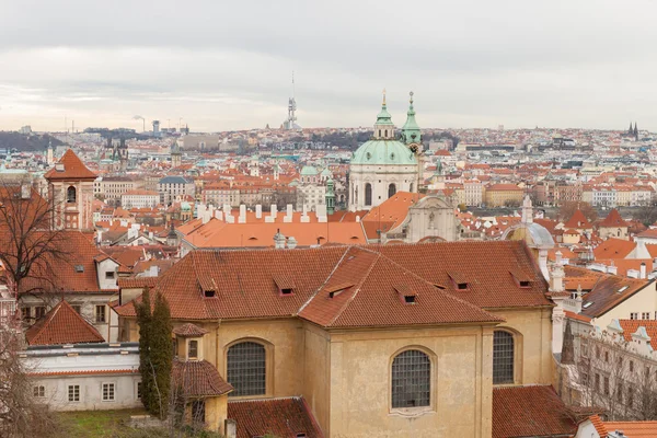 Praga, República Checa, Cidade Velha em um inverno estilo retro, tonificação fria. imagens coloridas da Europa com espaço para texto . — Fotografia de Stock