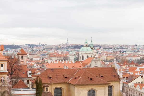 Praga, República Checa, Cidade Velha em um inverno estilo retro, tonificação fria. imagens coloridas da Europa com espaço para texto . — Fotografia de Stock