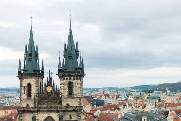 Praga, República Checa, Ciudad Vieja en un invierno de estilo retro, tonificación fría. imágenes en color de Europa con espacio para el texto . — Foto de Stock