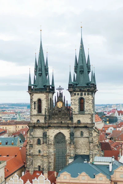 Praga, República Checa, Cidade Velha em um inverno estilo retro, tonificação fria. imagens coloridas da Europa com espaço para texto . — Fotografia de Stock