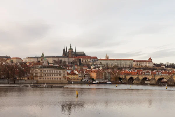 Praga, República Checa, Ciudad Vieja en un estilo retro tonificación en frío. imágenes en color de Europa con espacio para el texto . —  Fotos de Stock