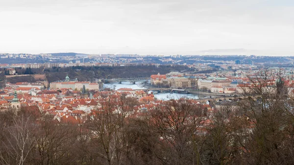 Prag, Tschechische Republik, Altstadt im Retro-Stil Winter, kalte Tonung. Farbbilder von Europa mit Platz für Text. — Stockfoto