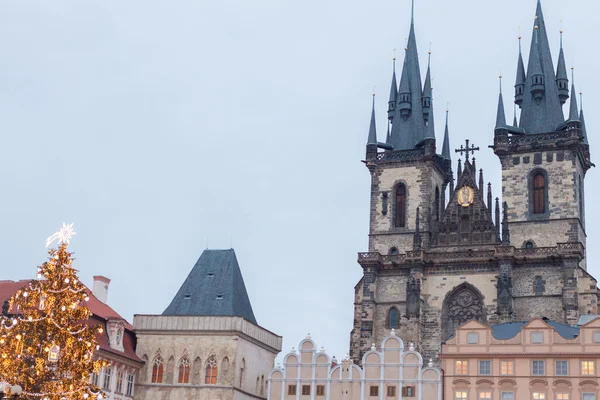 Praga, República Checa, Ciudad Vieja en un estilo retro tonificación en frío. imágenes en color de Europa con espacio para el texto . — Foto de Stock