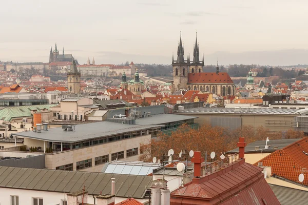 Uma cidade europeia velha no inverno. não uma imagem de cor brilhante — Fotografia de Stock