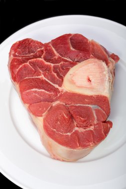 çiğ Dana ossobuco üzerinde farklı açılardan et ossobuco görüntülerin beyaz background.series izole parçası