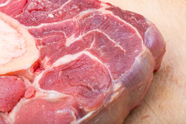 Stück rohes Rindfleisch Ossobuco isoliert auf weißem Hintergrund. Serie von Bildern aus verschiedenen Blickwinkeln Fleisch Ossobuco — Stockfoto