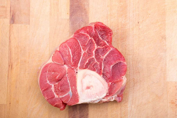 Un trozo de carne cruda de res con el hueso — Foto de Stock
