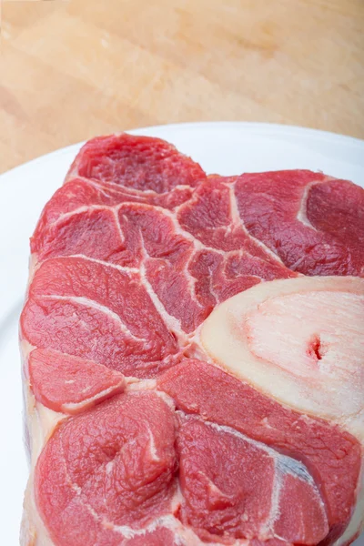 Ein Stück rohes Rindfleisch mit Knochen — Stockfoto