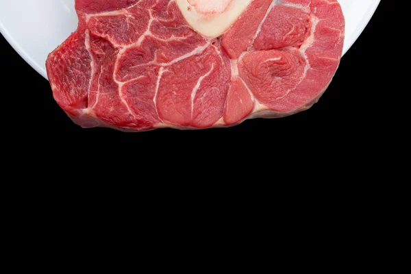 Jeden kawałek mięsa surowego mięsa wołowego z kością w środku — Zdjęcie stockowe