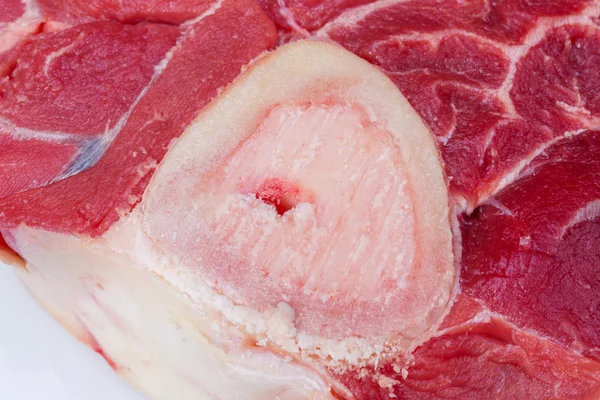 Ein Stück rohes Rindfleisch mit Knochen in der Mitte — Stockfoto